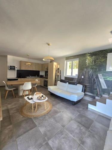 un salon avec un canapé et une table dans l'établissement Maison avec Spa et Piscine, à Vieille-Toulouse