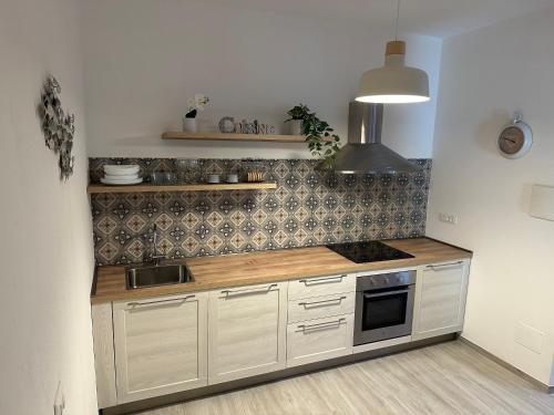 Η κουζίνα ή μικρή κουζίνα στο La Casetta-Incantevole casa indipendente