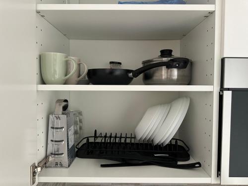 un armario de cocina con algunos utensilios. en NICOTRA'S home, en Catania