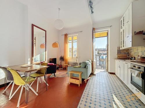 une cuisine et une salle à manger avec une table et des chaises dans l'établissement Cosy Appartement - Ultra Centre & Balcon - Les Frères de la Loc', à Marseille