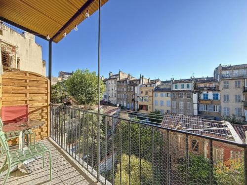 un balcon avec vue sur une ville dans l'établissement Cosy Appartement - Ultra Centre & Balcon - Les Frères de la Loc', à Marseille