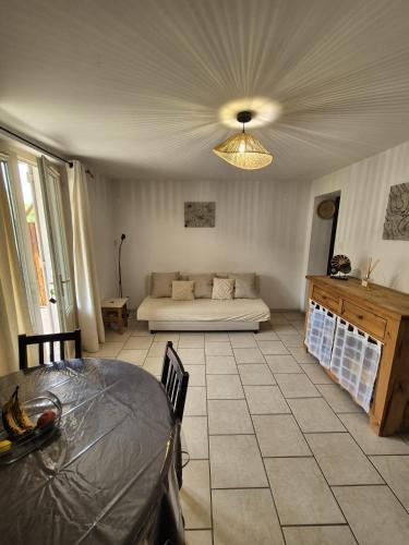 un salon avec un lit et une table dans l'établissement Appartement Saint Lary Soulan centre-ville, à Saint-Lary-Soulan