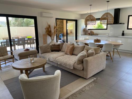 un salon avec un canapé et une table dans l'établissement Casa olival, à Oletta