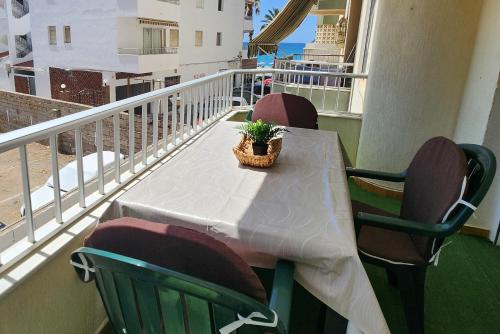 einen Tisch auf einem Balkon mit einer Pflanze darauf in der Unterkunft Seaview Terrace, Beachfront Bliss & Towncenter - Terraza con vistas al mar, a pie de playa y céntrico in La Herradura