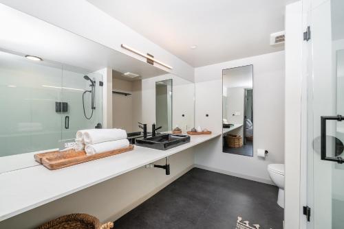 une salle de bain avec un lavabo, une douche et des toilettes dans l'établissement City24 Condo Hotel Little Italy Mission Hills, à San Diego