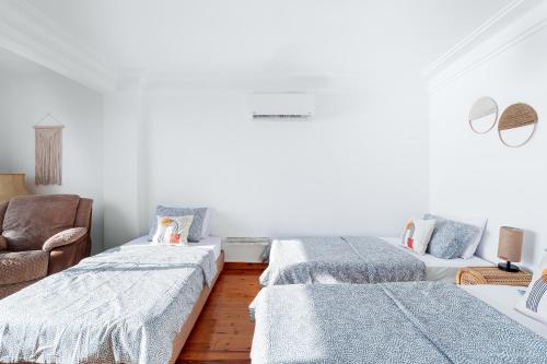 Una cama o camas en una habitación de Nabeel Homes - Penthouse Duplex with Rooftop