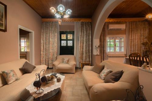 Ruang duduk di Village House In The Valley