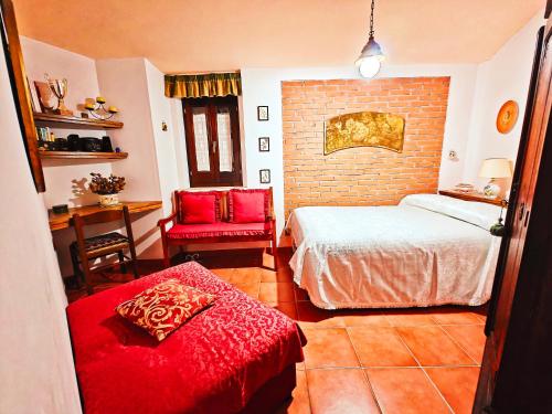 una camera da letto con un letto e una sedia rossa di Relax Destinazioni Viaggio Struttura Abruzzo-Molise a Forlì del Sannio