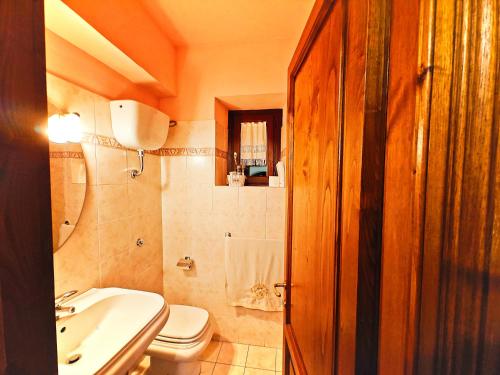 un bagno con un water bianco e un lavandino di Relax Destinazioni Viaggio Struttura Abruzzo-Molise a Forlì del Sannio