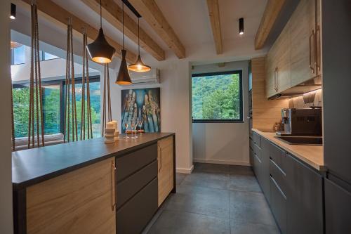Una cocina o zona de cocina en Utopia Lake View