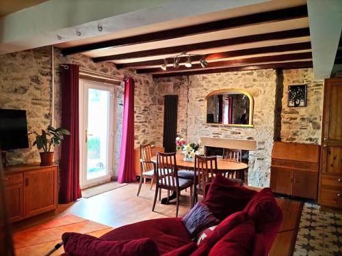 Et tv og/eller underholdning på Open Plan 3 Bedrooms Cornish stone house cottage