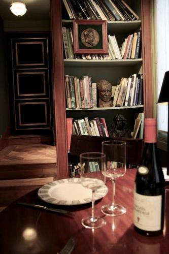 - une table avec 2 verres et une bouteille de vin dans l'établissement Calm and Central, à Paris