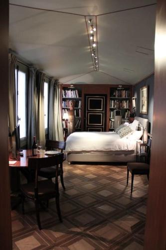 une chambre avec un lit, une table et des chaises dans l'établissement Calm and Central, à Paris