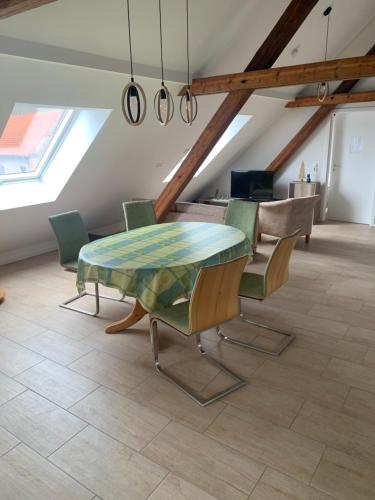 a dining room with a glass table and chairs at Ferienwohnung, 3 Zimmer, 100 qm, Betten trennbar 2. Stock in Ilbenstadt