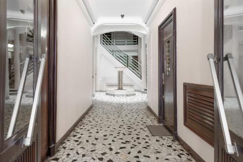 un couloir avec un escalier et du carrelage dans l'établissement Nice Renting - VERDI - Apartment Charm & Comfort & AirCon, à Nice