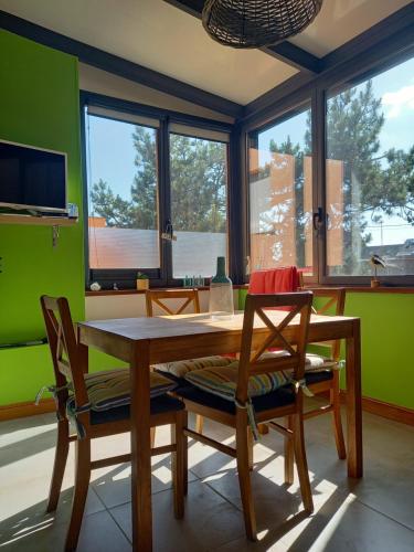 - une salle à manger avec une table en bois et 2 chaises dans l'établissement Coquet appart coeur de ville Quend plage 1er étage, à Quend