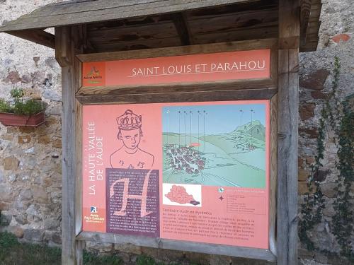 a sign on the side of a building at maison dans village rural in Saint-Louis-et-Parahou