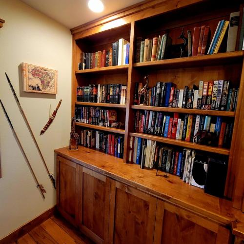 a book shelf filled with lots of books at Kings River Reflections in Sanger