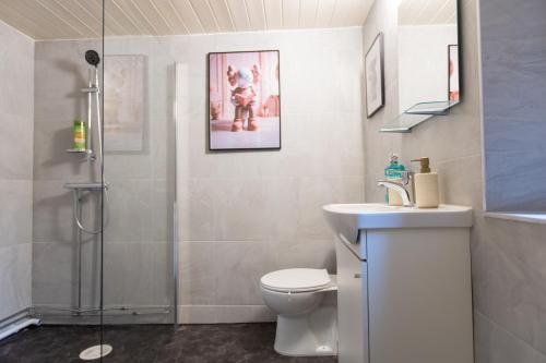 Koupelna v ubytování Modern & Central 8 Säng Lägenhet