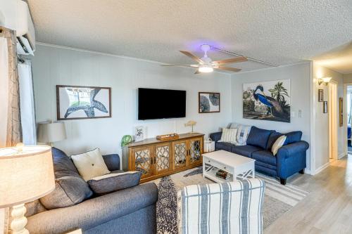 Televisyen dan/atau pusat hiburan di 1 Mi to Jolly Roger Condo with Pool in Ocean City!