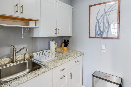 Dapur atau dapur kecil di 1 Mi to Jolly Roger Condo with Pool in Ocean City!