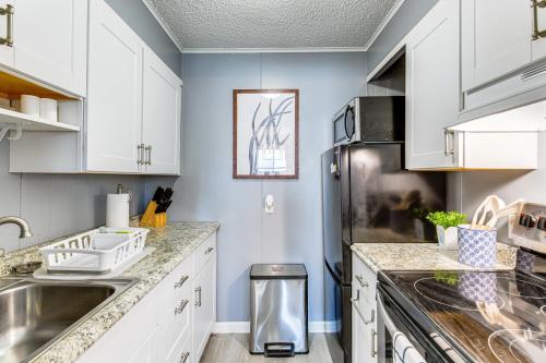 Dapur atau dapur kecil di 1 Mi to Jolly Roger Condo with Pool in Ocean City!
