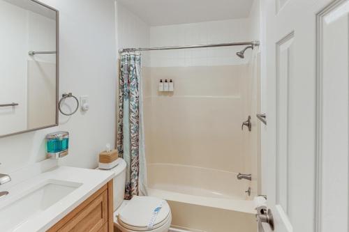 Bilik mandi di 1 Mi to Jolly Roger Condo with Pool in Ocean City!