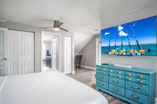 ein Schlafzimmer mit einem Bett und einer blauen Kommode in der Unterkunft Manatee Watch in Big Pine Key