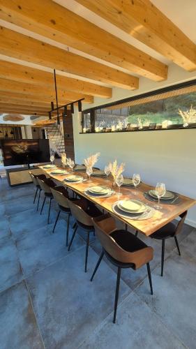 Un restaurante o sitio para comer en Utopia Lake View