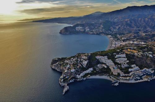 eine Luftaufnahme einer Insel im Wasser in der Unterkunft Seaview Terrace, Beachfront Bliss & Towncenter - Terraza con vistas al mar, a pie de playa y céntrico in La Herradura