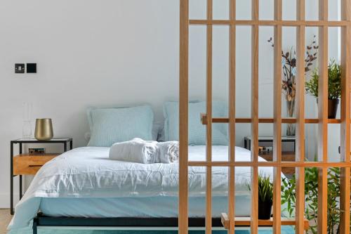 a bed with white sheets and pillows in a bedroom at Modern Studio in Central Arnold in Nottingham