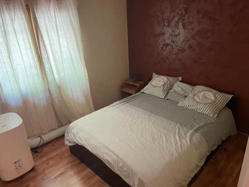 une chambre avec un lit et une fenêtre dans l'établissement Les charmettes, à Saint-Chef