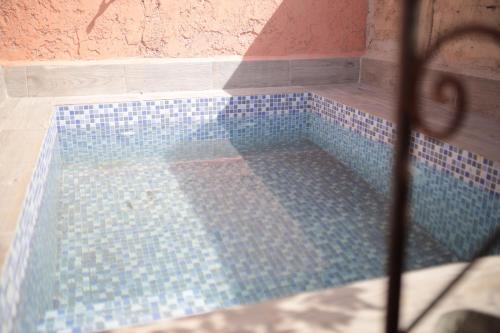 ein Schwimmbecken mit blauem Fliesenboden in der Unterkunft Traditional house in Marrakesch