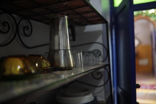 eine Kaffeekanne auf einem Regal in der Unterkunft Traditional house in Marrakesch