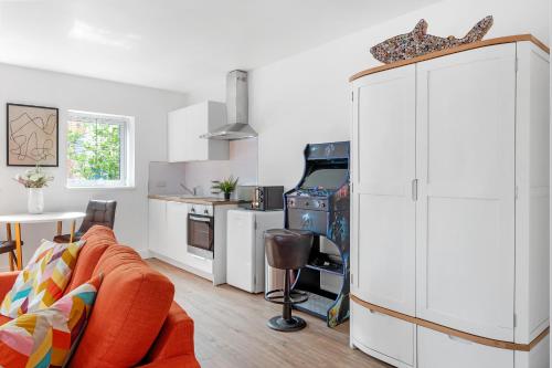 a living room with a couch and a kitchen at Modern Studio in Arnold centre in Nottingham