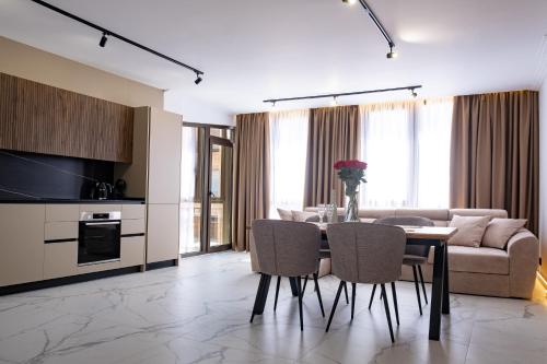 a living room with a table and a couch at Apartment PREMIUM CALPE in Ifach