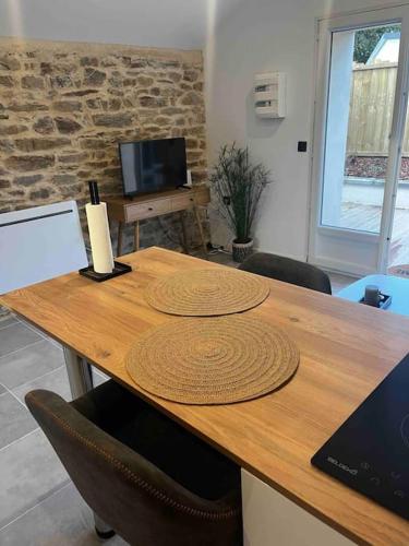 d'une table en bois avec une bougie. dans l'établissement Gîte en pierre avec baignoire balnéo, à Plonéour-Lanvern