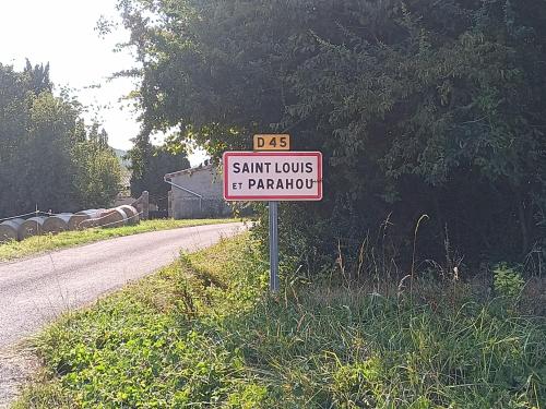 a sign sitting on the side of a road at maison dans village rural in Saint-Louis-et-Parahou