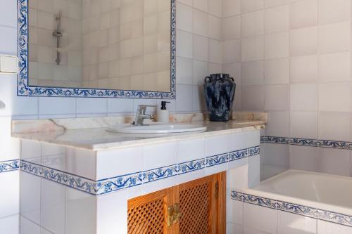Koupelna v ubytování Villa Sal i Vent- Mediterranean sea views