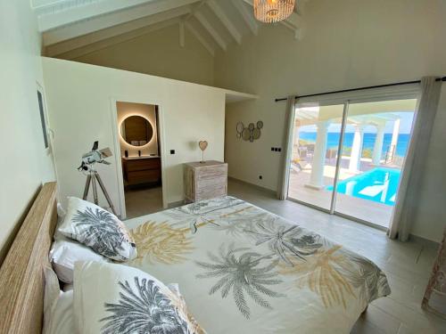 Ένα ή περισσότερα κρεβάτια σε δωμάτιο στο Villa Happy View - Vue mer paradisiaque - Piscine