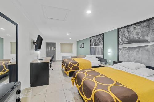 Postel nebo postele na pokoji v ubytování Super 8 by Wyndham McAllen-Downtown-Airport-LA Plaza Mall