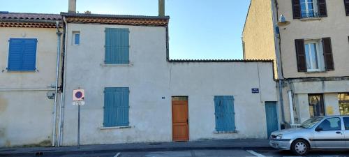 une voiture garée sur un parking devant un immeuble dans l'établissement jolie maison de village avec jardin, à Saint-Mandrier-sur-Mer