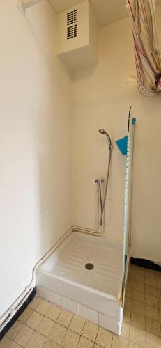 une cabine de douche dans une salle de bain avec un drain dans l'établissement Roosevelt, à Amiens