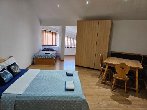 Postel nebo postele na pokoji v ubytování Apartmani Royal Residence
