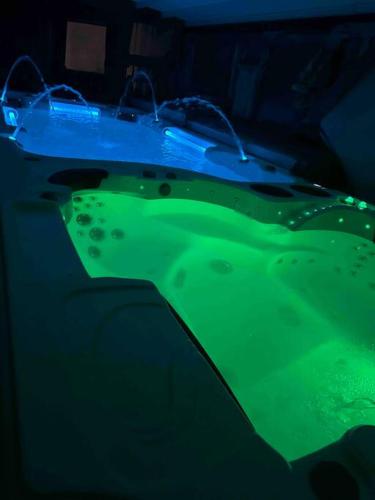 - une table verte avec un contrôleur dans une pièce sombre dans l'établissement Chalet Cosy 12p - 5 min des pistes - spa, à Bolquère-Pyrénées 2000