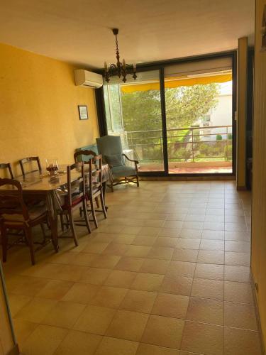 une salle à manger avec une table et des chaises et un balcon dans l'établissement Appart fréjussien en bord de mer, à Fréjus