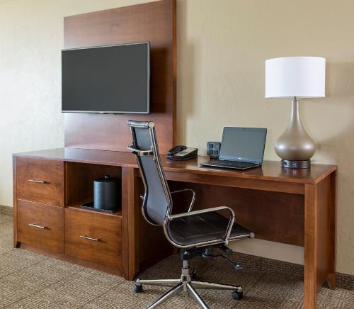 a desk with a laptop computer and a lamp at Comfort Suites Hartville-North Canton in Uniontown