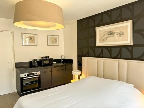 a bedroom with a bed and a black wall at Studio romantique - N6 in Alençon