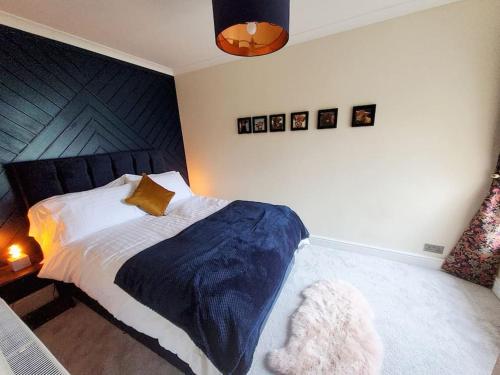 a bedroom with a bed with a blue blanket on it at Quakers Field View in Pennington