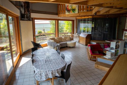 un salon avec une table et un canapé dans l'établissement Le Grand Nid - Gîte La Maison Alvéole, à Sciez